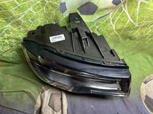 Laden Sie das Bild in den Galerie-Viewer, Frontscheinwerfer Jeep Grand Cherokee Wk2 I 68266656AG Xenon Rechts Headlight SCH5807240197lj