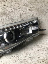 Laden Sie das Bild in den Galerie-Viewer, Frontscheinwerfer Toyota Hilux Rechts Scheinwerfer Headlight SCH9083615495az