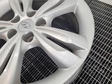 Laden Sie das Bild in den Galerie-Viewer, 1x Alufelge 17 Zoll 6.5" 5x114.3 48ET Glanz Silber 52910-2S210 Hyundai Ix35 FEL6224446927om