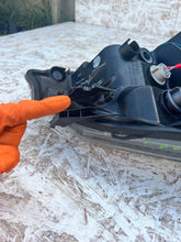 Load image into Gallery viewer, Frontscheinwerfer Toyota Yaris PA6-GF35 Links Scheinwerfer Headlight