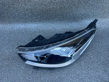 Laden Sie das Bild in den Galerie-Viewer, Frontscheinwerfer Kia Rio IV 92101-H8 Links Scheinwerfer Headlight
