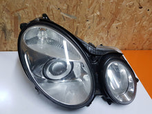 Laden Sie das Bild in den Galerie-Viewer, Frontscheinwerfer Mercedes-Benz W211 Xenon Rechts Scheinwerfer Headlight