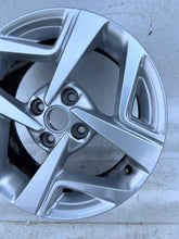 Load image into Gallery viewer, 1x Alufelge 15 Zoll 6.0&quot; 4x100 48ET Glanz Silber 52910-K7100 Hyundai I10 III I20