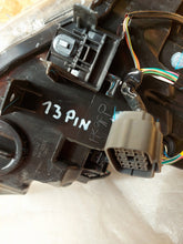 Laden Sie das Bild in den Galerie-Viewer, Frontscheinwerfer Mazda III D43N51040 LED Ein Stück (Rechts oder Links)