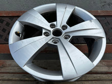 Load image into Gallery viewer, 1x Alufelge 17 Zoll 6.5" 5x112 41ET Glanz Silber 3V0601025A Skoda Superb Iii FEL5685203940lf