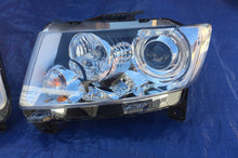 Laden Sie das Bild in den Galerie-Viewer, Frontscheinwerfer Jeep Grand Cherokee Wk2 55079409AJ Links Headlight SCH3281500839wr