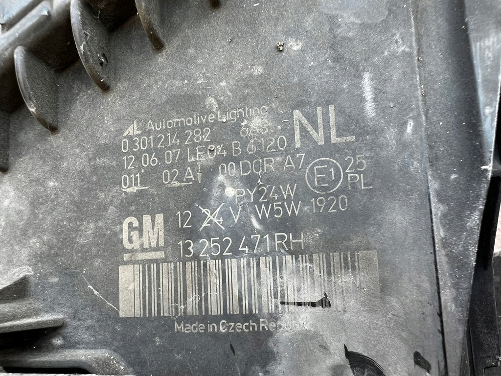 Frontscheinwerfer Opel Zafira B 13252471RH Rechts Scheinwerfer Headlight
