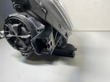 Laden Sie das Bild in den Galerie-Viewer, Frontscheinwerfer Mitsubishi Outlander I 8301C854 LED Rechts Headlight