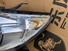 Laden Sie das Bild in den Galerie-Viewer, Frontscheinwerfer Toyota Land Cruiser 60-265 Links Scheinwerfer Headlight SCH1216447499xc