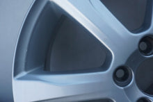 Load image into Gallery viewer, 1x Alufelge 17 Zoll 7.0" 5x108 50ET Glanz Silber 31400029 Volvo Rim Wheel FEL6573633157cd