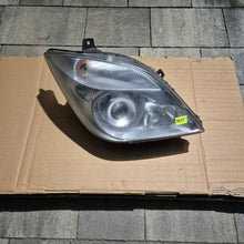 Laden Sie das Bild in den Galerie-Viewer, Frontscheinwerfer Mercedes-Benz Sprinter A9068201061 Xenon Rechts Headlight SCH9321788262lm