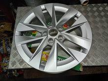 Load image into Gallery viewer, 1x Alufelge 17 Zoll 46ET Silber 5E3601025 Skoda Octavia I Rim Wheel FEL7991561510dp