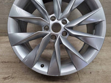 Laden Sie das Bild in den Galerie-Viewer, 1x Alufelge 19 Zoll 8.0" 5x112 45ET Glanz Silber 5LA601025 Skoda Enyaq Iv FEL5176321931cz