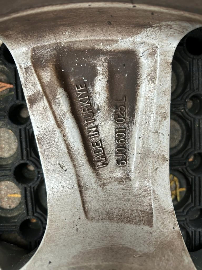 1x Alufelge 16 Zoll 7.0" 5x100 43ET Glanz Silber 6J0601025L Seat Rim Wheel