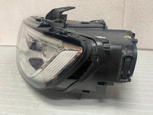 Laden Sie das Bild in den Galerie-Viewer, Frontscheinwerfer Audi A3 8V0941005E Xenon Ein Stück (Rechts oder Links) SCH9286159641ky