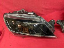Laden Sie das Bild in den Galerie-Viewer, Frontscheinwerfer Skoda Superb III 3V1941017A Ein Stück (Rechts oder Links)