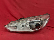 Laden Sie das Bild in den Galerie-Viewer, Frontscheinwerfer Ford Focus F1EB-13D155-AD Links Scheinwerfer Headlight SCH1911414981ea