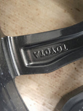 Laden Sie das Bild in den Galerie-Viewer, 1x Alufelge 18 Zoll 9.0&quot; 5x114.3 32ET Glanz 8811705 Toyota Rim Wheel