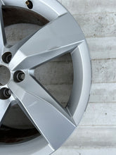 Laden Sie das Bild in den Galerie-Viewer, 1x Alufelge 17 Zoll 6.5&quot; 5x112 39ET 2GM601025A VW T-Cross Rim Wheel