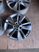 Laden Sie das Bild in den Galerie-Viewer, 4x Alufelge 18 Zoll 7.0" 5x112 43ET Glanz Silber 565601025C Skoda Kodiaq FEL6766425053hb