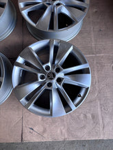 Load image into Gallery viewer, 4x Alufelge 18 Zoll 7.0" 5x112 43ET Glanz Silber 565601025C Skoda Kodiaq FEL6766425053hb