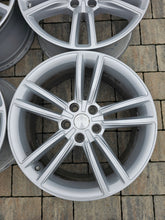 Laden Sie das Bild in den Galerie-Viewer, 4x Alufelge 19 Zoll 8.0" 5x120 40ET Glanz Silber 6007214-00-D Tesla Model S FEL8048573631bs