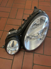 Laden Sie das Bild in den Galerie-Viewer, Frontscheinwerfer Mercedes-Benz W211 Links Scheinwerfer Headlight SCH2525317857tw