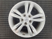 Load image into Gallery viewer, 1x Alufelge 17 Zoll 6.5" 5x114.3 48ET Glanz Silber 52910-2S210 Hyundai Ix35 FEL6224446927om