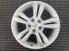 Laden Sie das Bild in den Galerie-Viewer, 1x Alufelge 17 Zoll 6.5" 5x114.3 48ET Glanz Silber 52910-2S210 Hyundai Ix35 FEL6224446927om