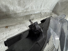 Laden Sie das Bild in den Galerie-Viewer, Frontscheinwerfer Ford Fiesta H1BB-13W030-AE Links Scheinwerfer Headlight SCH6086404931vr