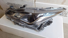 Load image into Gallery viewer, Frontscheinwerfer Toyota Corolla 81150-02T31-00 Links Scheinwerfer Headlight SCH8840971550nv