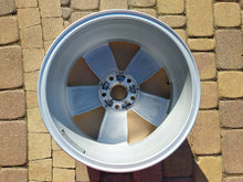 Load image into Gallery viewer, 1x Alufelge 17 Zoll 7.0" 5x112 40ET Silber VW Passat Tiguan Rim Wheel FEL8466582227te