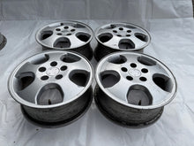 Laden Sie das Bild in den Galerie-Viewer, 4x Alufelge 15 Zoll 6.0&quot; 5x110 49ET Glanz Silber Opel Astra Rim Wheel
