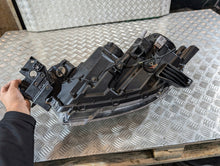 Laden Sie das Bild in den Galerie-Viewer, Frontscheinwerfer Mitsubishi Outlander III 8301C8-64 LED Rechts Headlight