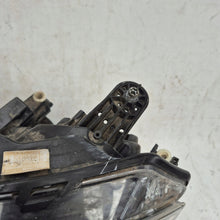 Laden Sie das Bild in den Galerie-Viewer, Frontscheinwerfer Mercedes-Benz W204 A2048200939 Ein Stück (Rechts oder Links) SCH6089025251sk