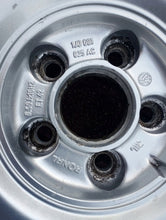 Load image into Gallery viewer, 1x Alufelge 16 Zoll 6.5" 5x100 42ET Glanz Silber 1J0601025AC VW Golf Iv FEL3898666221lw