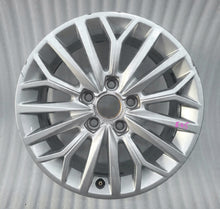Laden Sie das Bild in den Galerie-Viewer, 1x Alufelge 16 Zoll 7.0&quot; 5x112 48ET Glanz Silber 8V0601025BJ Audi A3 Rim Wheel