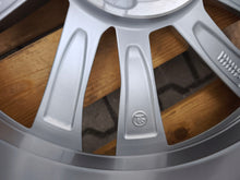 Laden Sie das Bild in den Galerie-Viewer, 1x Alufelge 17 Zoll 6.5" 5x112 40ET Glanz Silber 87169090 Skoda Scala Kamiq FEL8274762057xr