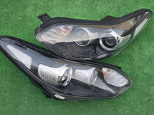 Load image into Gallery viewer, Frontscheinwerfer Kia 92102F1110 92101F1110 Ein Satz Scheinwerfer Headlight SCH7740589280ge