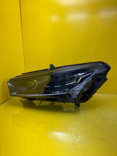 Laden Sie das Bild in den Galerie-Viewer, Frontscheinwerfer Skoda Enyaq IV 5LB941015A LED Links Scheinwerfer Headlight