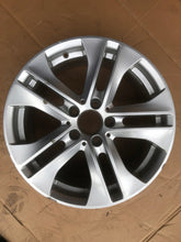 Laden Sie das Bild in den Galerie-Viewer, 1x Alufelge 17 Zoll 7.5" 5x112 47ET A2044017502 Mercedes-Benz Rim Wheel FEL3441412352il
