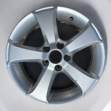 Laden Sie das Bild in den Galerie-Viewer, 1x Alufelge 15 Zoll 6.0&quot; 5x100 40ET Glanz Silber 6R0071495A VW Polo Rim Wheel