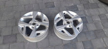 Load image into Gallery viewer, 1x Alufelge 15 Zoll 6.0&quot; 4x100 48ET Glanz Silber 52910-K7100 Hyundai Rim Wheel