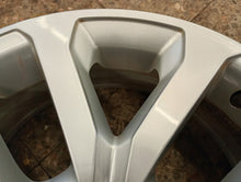 Load image into Gallery viewer, 1x Alufelge 17 Zoll 7.0" 5x114.3 40ET Glanz Silber 403004615R Renault Rim Wheel FEL2742832831pz