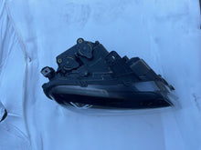 Laden Sie das Bild in den Galerie-Viewer, Frontscheinwerfer VW Amarok 2H3941032 Xenon Ein Stück (Rechts oder Links) SCH5180652000in