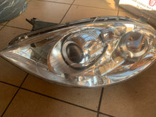 Laden Sie das Bild in den Galerie-Viewer, Frontscheinwerfer Mercedes-Benz W169 Xenon Ein Stück (Rechts oder Links) SCH9767902758ks