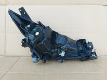 Laden Sie das Bild in den Galerie-Viewer, Frontscheinwerfer Mazda III BHT451040 Halogen Links Scheinwerfer Headlight SCH2478347124ue