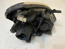 Laden Sie das Bild in den Galerie-Viewer, Frontscheinwerfer Kia Carnival I 92101-4D0XX Ein Stück (Rechts oder Links)