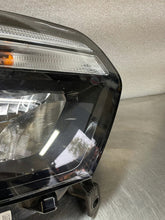 Laden Sie das Bild in den Galerie-Viewer, Frontscheinwerfer Renault Master 260105567R Halogen Rechts Headlight