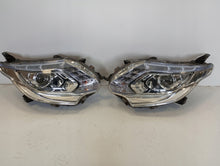 Laden Sie das Bild in den Galerie-Viewer, Frontscheinwerfer Mitsubishi L200 Xenon Ein Stück (Rechts oder Links) Headlight